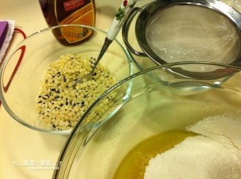 step1: 所有材料秤好，無鹽奶油利用微波或隔水加熱的方式融化、待涼。 烤箱預熱至180度C(約356度F)。