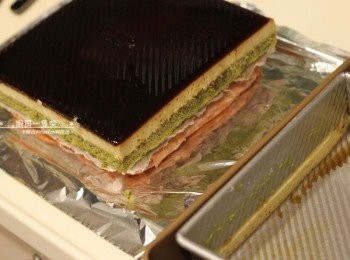 step23: 隔日以小刀貼緊烤模邊緣跟蛋糕之間劃過一圈，烤模底部浸熱水約5~10秒鐘，讓底部焦糖果凍稍微融化，再把蛋糕倒扣在盤子上，抓穩用力一震，蛋糕應該就會完整脫模落下囉。