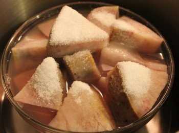 step2: 蒸完後, 打開電鍋蓋, 加糖約芋頭重量的一半