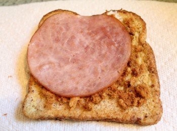 step4: 最後將吐司, 火腿, 跟肉鬆組合即完成 食用前可淋上少許的蜂蜜