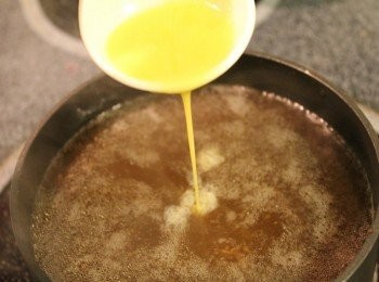 step3: 煮滾後, 將表面的浮油撈掉, 再打個蛋花