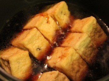 step4: 在把<span class="group_3">醬燒滷汁</span>倒與豆腐一起燒至湯汁收乾