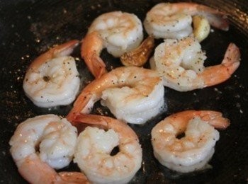 step2: 煎好的豆腐盛盤備用. 同一鍋, 將蝦子煎熟後, 用少許鹽巴/黑胡椒調味後盛盤備用