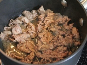 step2: 牛肉片用醬油稍微醃一下. 用麻油爆香炒熟