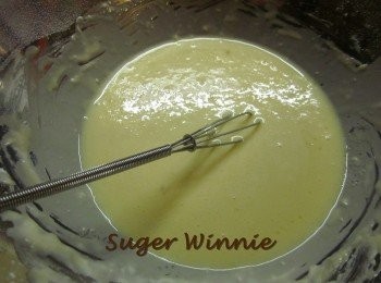 step2: 蛋打散和融化的無塩奶油.牛奶加入過篩的低筋麵粉.泡打粉.香草粉拌勻到無顆粒