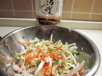 step5: 將以下醬汁調成一碗: 蒸雞腿留下來的雞汁2大匙,檸檬汁1.5匙,糖1大匙.魚露1大匙.蒜末2大匙,辣椒末1/2小匙,香菜末1大匙