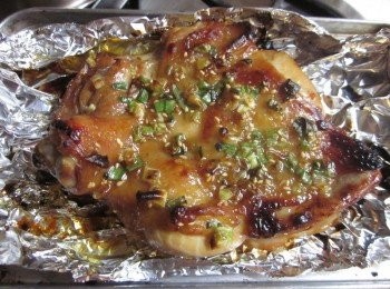 step5: 不用預熱放小烤箱烤12-15分鐘(中間可查看是否要調頭讓烤色均勻,大烤箱開上下火,用190-220度烤),取出稍涼切塊,盤中可鋪一些高麗菜絲,雞腿和高麗菜一同享用非常美味呦~