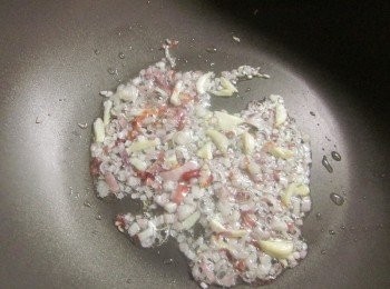 step3: 利用時間來備料:紅葱頭.蒜頭.切片,青葱切末.鍋中放少許油(一點點就好,因為待會雞腿會出油)爆香紅葱頭片及蒜頭片