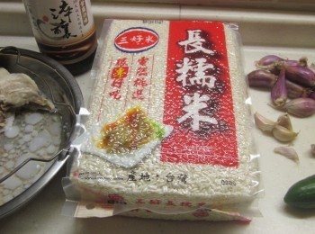 step1: 備料,2杯糯米加2杯水浸泡1小時