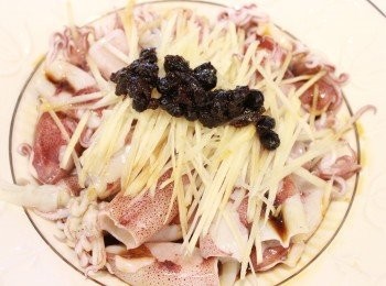 step4: 放上薑絲及豆鼓。入蒸籠大火蒸個5分鐘或直到小卷熟即可。