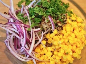 step7: 大盆裡加入煮好的藜麥、洋蔥絲、玉米粒、巴西利碎，淋上<span class="group_2">油醋醬</span>充分攪拌入味