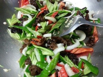 step4: 再落雲耳,落1茶匙鹽,1茶匙雞粉炒勻加少許熱水加蓋煮約2分鐘