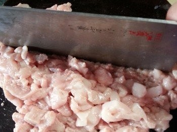 step1: 豬肉洗淨切粒剁碎