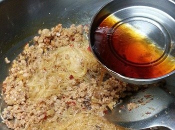 step7: 加入調味料炒至乾水.