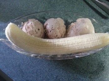 step4: (C)香蕉船製作:
將1隻香蕉及以雪硬身之雪糕裝在碗上