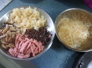 step1: 準備好各樣材料:
冬菇浸軟身,用生抽,糖,生油,酒,隔水蒸15分鐘,切絲,木耳浸軟切幼絲.雪耳浸軟撕碎.素午餐肉切絲,素翅浸軟待用
(可另加冬筍,冬筍出水切幼絲揸乾水)