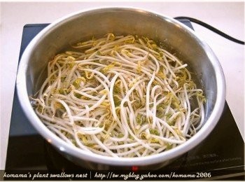 step2: 將豆芽菜清洗乾淨後，入鍋川燙至口感偏軟。