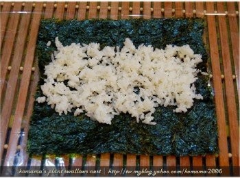 step3: 在竹簾上先放置燒海苔片，將白米飯均勻地平鋪在海苔片上。