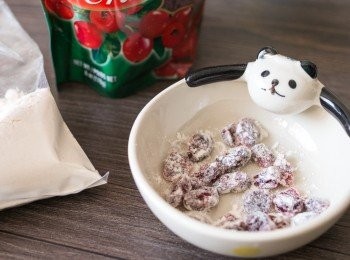step1: 紅莓乾加入 1/2 茶匙自發粉拌勻備用。