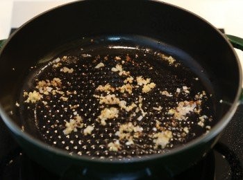 step1: 熱鍋下油把蒜蓉及乾蔥爆香