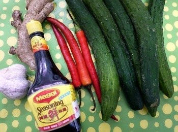 step1: 備好材料 蒜頭壓裂、辣椒切片、薑切絲(用薑可以提味也不會比較寒)