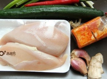 step1: 將<a href="https://bit.ly/3EZL8dD" target="_blank" data-keyword="雞胸" class="guide-link"><strong>雞胸</strong></a> <span style="display:inline-block;vertical-align:middle;margin-top:-3px;color:initial;border-radius:3px;padding:2px 3px;font-size:12px;line-height:14px;background:#87d300;color:#fff;">即買</span> 肉切約0.8~1cm厚片(不要切太薄肉會煮柴唷)。