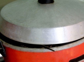 step3: 用保鮮紙包好放於電鍋，外鍋放1/2杯水，開鍋蓋隔水蒸，蒸好後蓋上鍋蓋再多悶5分鐘，取出待涼