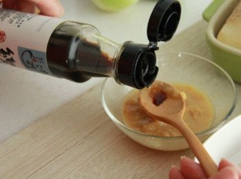 step2: 先將味噌與淬釀日式和風醬油露 _ 靜岡鰹魚拌勻。