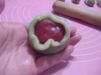 step13: 13.包上已經事先準備好的蔓越莓鹹蛋黃<span class="group_3">餡料</span>