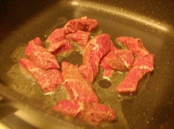 step3: 熱油鍋先將牛肉煎約五分熟 ( 不要煎太熟，否則牛肉再回鍋會太老喔~ )