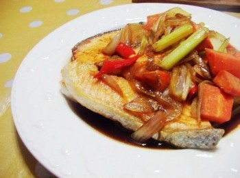 step6: 今天沒將完成鮭魚再回鍋ˊ可以讓魚面保有乾煎的香ˊ 如果在步驟6時將鮭魚一起燒入味也是可以的ˊ 端看個人喜好決定ˊ自行運用喔。