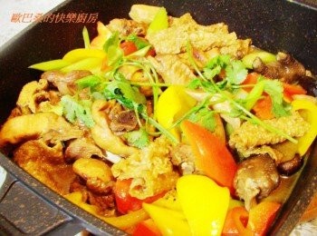 step7: PS:粉類會影響醬汁吸收入味ˊ所以等雞肉入味再加入玉米粉ˊ 略為用粉調勻再煎炒ˊ一方面皮較Q彈ˊ一方面也能鎖住雞肉的鮮嫩。