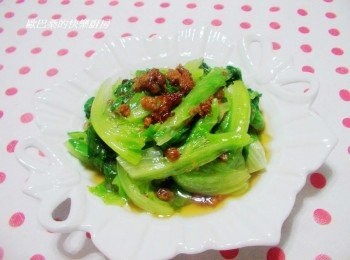 step8: 一般鐵含量高的蔬菜ˊ炒時容易反黑ˊ 也可運用和平時相反方式處理ˊ 就是爆炒完香料ˊ別急著放青菜ˊ先加水及鹽ˊ 再擺入預炒的蔬菜ˊ讓青菜被油水包覆住ˊ 隔絕掉空氣ˊ蔬菜不易氧化ˊ自然也可保持翠綠。 試試看喔ˊ這燙青菜從上桌到吃完ˊ 都保持這麼漂亮的顏色ˊ保證不變黑。