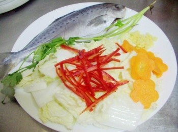 step2: 先準備好所需<span class="group_1">材料</span>ˊ花鯧漁解凍清洗後ˊ擦乾水份ˊ 於表面各劃3刀ˊ 蔬菜洗淨處理成所需大小備用