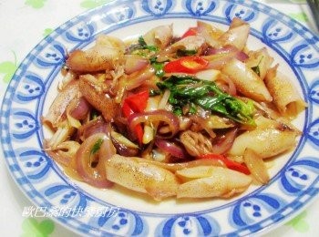 step4: 開胃下飯的塔香洋蔥炒小卷就完成囉。