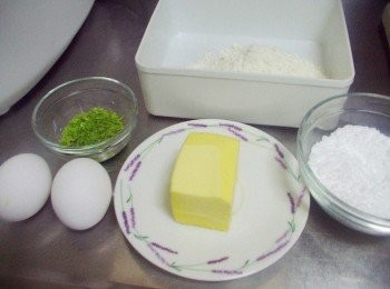 step1: 先準備好所需<span class="group_1">材料</span>ˊ鬆餅粉ˊ細糖粉先過篩ˊ檸檬皮處理成細末備用