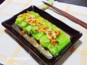 step7: 清爽翠綠的絲瓜加上鮮豔櫻花蝦ˊ是不是很能挑動食慾呢~ 只要少許櫻花蝦搭配ˊ不但風味層次更迷人ˊ 也讓簡單家常菜更為可口喔。