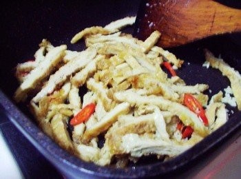 step2: 鍋內放入泰山橄欖油 燒熱ˊ中小火煸香豆皮ˊ辣椒ˊ蒜末ˊ 至豆皮香氣溢出