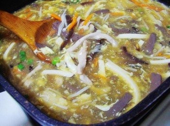 step5: 完成前加入白醋拌勻熄火ˊ加入蔥花ˊ淋上香油ˊ再灑上酌量胡椒粉即可