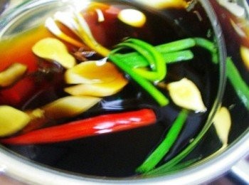 step2: 接著準備適合湯鍋ˊ將<span class="group_2">調味</span>全部擺入