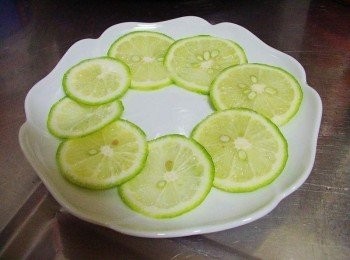 step5: 接著不要浪費ˊ取要用檸檬汁ˊ剩下切片可做為盤飾