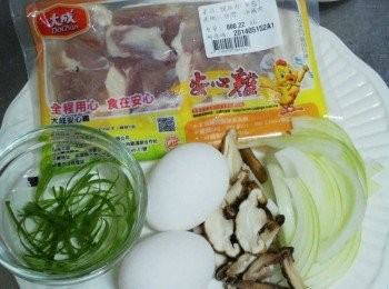step1: 先準備好所需<span class="group_1">材料</span>ˊ洋蔥/香菇切片ˊ 蔥綠1小段拍扁切絲泡冰水ˊ<span class="group_3">調味2</span>拌勻備用