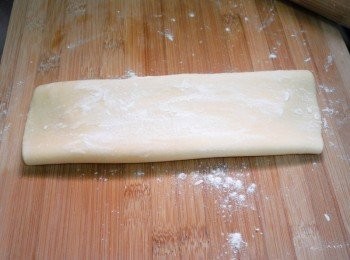 step4: 接著用橄麵棍桿整成所需麵皮(厚度依喜好口感決定即可) 灑上少許手粉ˊ將麵皮3摺後用刀切成所需麵條 (粗/細/不限ˊ自己喜歡即可)