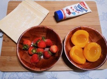 step1: 先準備好所需<span class="group_1">材料</span>ˊ如照片圖ˊ 草莓洗淨擦乾水份ˊ酥皮稍為軟化較好操作