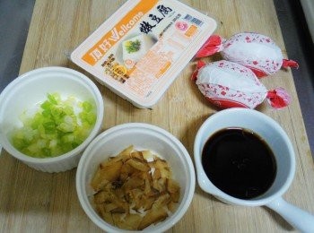 step1: 1.先備齊所需<span class="group_1">材料</span>如照片圖，
蔥洗淨切成蔥花，<span class="group_2">調味</span>先拌勻備用