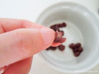 step3: 挑起一颗红豆和用手指挤压。如果是容易压扁，就已经完成了。