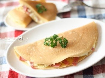 step11: 我的平底鍋比較小(10吋/約25cm平底鍋)，加上洋蔥火腿絲<span class="group_2">內餡</span>比較容易散開，因此將麵糊分成兩次煎，餅皮薄一點會比較好操作!