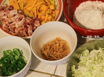 step1: 南瓜去皮切成薄片絲，高麗菜洗淨切絲、青蔥切末，培根切丁；乾干貝洗淨放在小碗中，倒入可淹過干貝的清水加少許米酒，入電鍋以外鍋一杯水蒸軟後，撕成細絲備用。