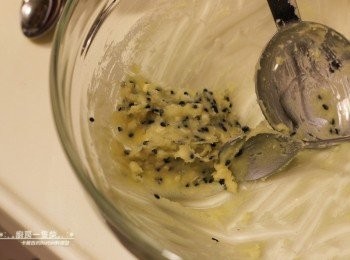 step2: 依序將砂糖、蜂蜜、過篩後的低筋麵粉、杏仁角+黑芝麻，倒入融化的奶油中，拌勻。