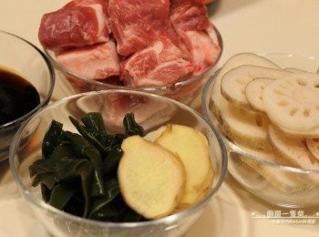 step1: 排骨洗淨、薑切片、海帶結洗去多於鹽分泡軟、蓮藕洗淨去皮切薄片。